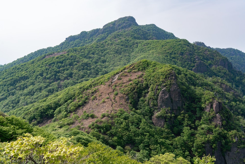 <p>定番の角度から。冬は白かった山肌が、一面の緑に覆われている。</p>