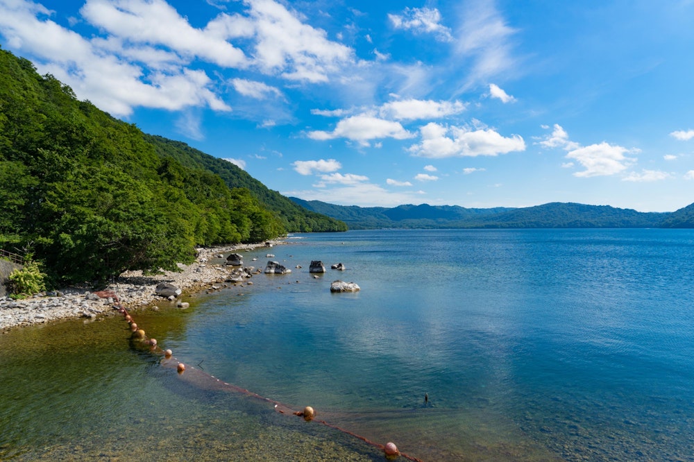 <p>続いて訪れたのは十和田湖エリア。<br>まずは十和田湖の湖畔から、奥入瀬渓流を楽しむ。</p>