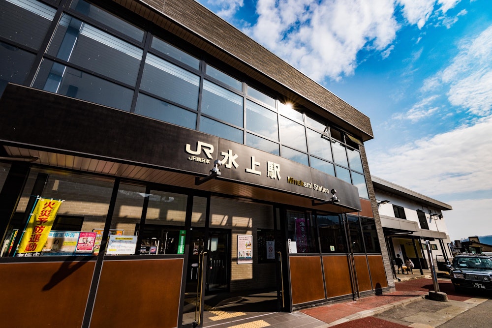 <p>無事に下山した。<br>初めての谷川岳はいきなり雪山だったが、天気も穏やかで、ゆったりとした登山を楽しめた。<br>この季節の雪山は、天気が安定しやすく、雪山に登りやすくなる。<br>しかし一方で、暖かくなると雪が緩んで雪崩が発生しやすくもなる。<br>雪山登山は、さまざまなリスクを想定して計画を立てつつ、行動中の臨機応変な判断が求められる。<br>これからも安全登山で四季の山を楽しんでいきたい。</p>