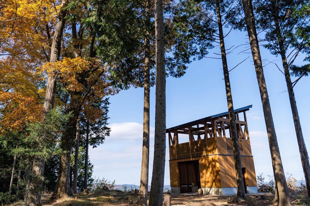 <p>夏焼城ヶ山。頂上には見晴らし台がある。</p>