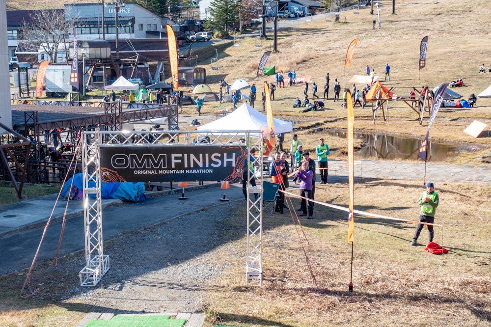 <p>時間制限をオーバーすると大きく減点されてしまう。<br>1 日目はそれでスコアがマイナスまで下がってしまったが、2 日目はきっちりと時間を守ってゴールできた。<br>最終スコアは正直言って目に余るものではあったが、そこは重要ではない。<br>この冒険を、怪我なく楽しめたことがすべて。<br>とはいえ、多くの課題が見つかったことも事実。また OMM に出場することがあれば、さらにレベルアップして、この冒険をより楽しみたい。</p>