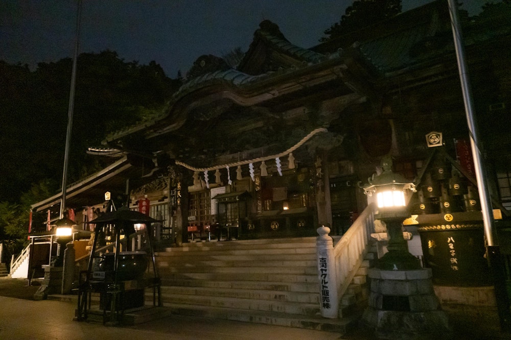 <p>夜の薬王院。立派なお寺だった。<br>ヘッドライトの電池が 2 時間程度で弱ってしまい、城山から先はスマホのライトを頼りに進んできたが、このあたりは街灯が整備されておりライトなしで歩けて安心感があった。</p>