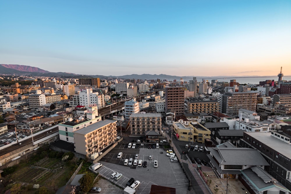 <p>宮崎からは一気に別府へ北上する。<br>宿泊したホテルの窓から眺める別府市街。別府はいたるところで温泉の湯煙が湧き上がっていたのが印象的だ。</p>