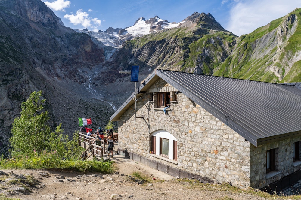 <p>この日の宿は、エレナ小屋（Rifugio Elena）。<br>奥に見える高峰はモンドラン（Mont Dolent: 3,823m）で、イタリア・スイス・フランスの三国国境に位置する。</p>