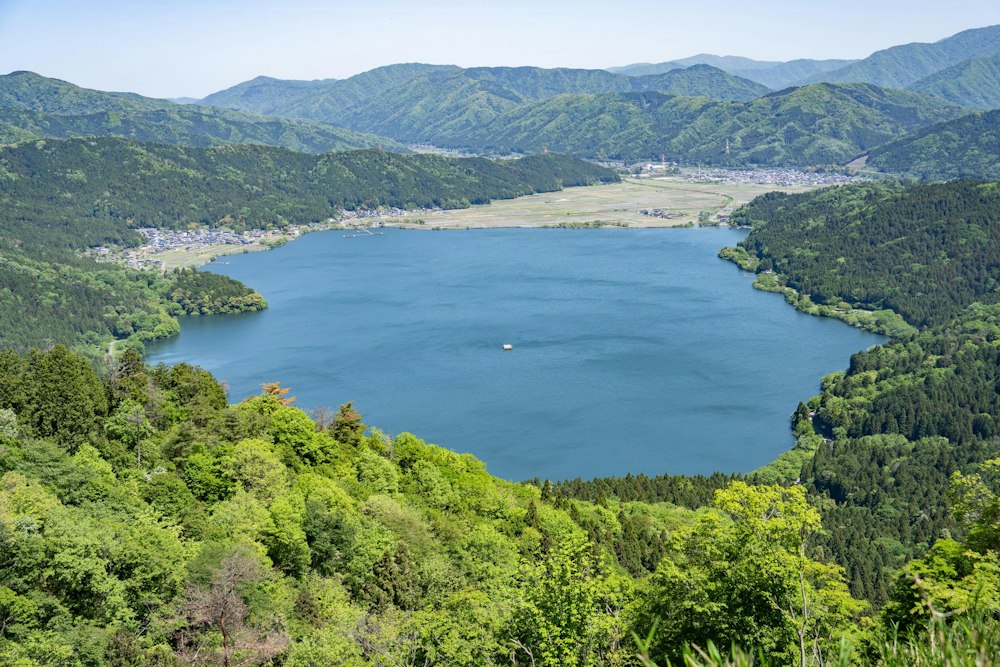 <p>余呉湖全景。<br>どうしても反対側に見える琵琶湖のスケールと比べてしまうが、こちらも立派な湖だ。</p>