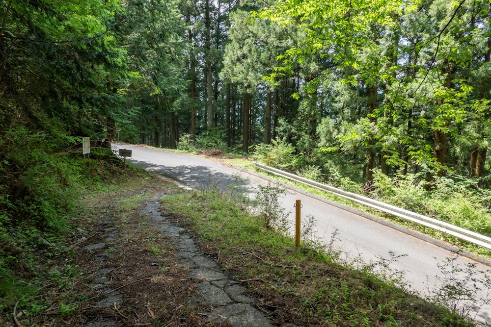 <p>桐生アルプスの縦走を終え、舗装路に出た。<br>公共交通機関利用の場合は、ここから神戸駅まで歩いて電車で桐生市街方面に戻るのが定番コースのようだ。</p>