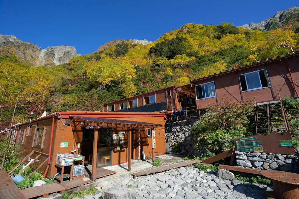 <p>岳沢小屋のあたりは紅葉が最盛期。絶好のロケーションだ。<br>屋根で布団を干していて気持ちよさそうだった。</p>