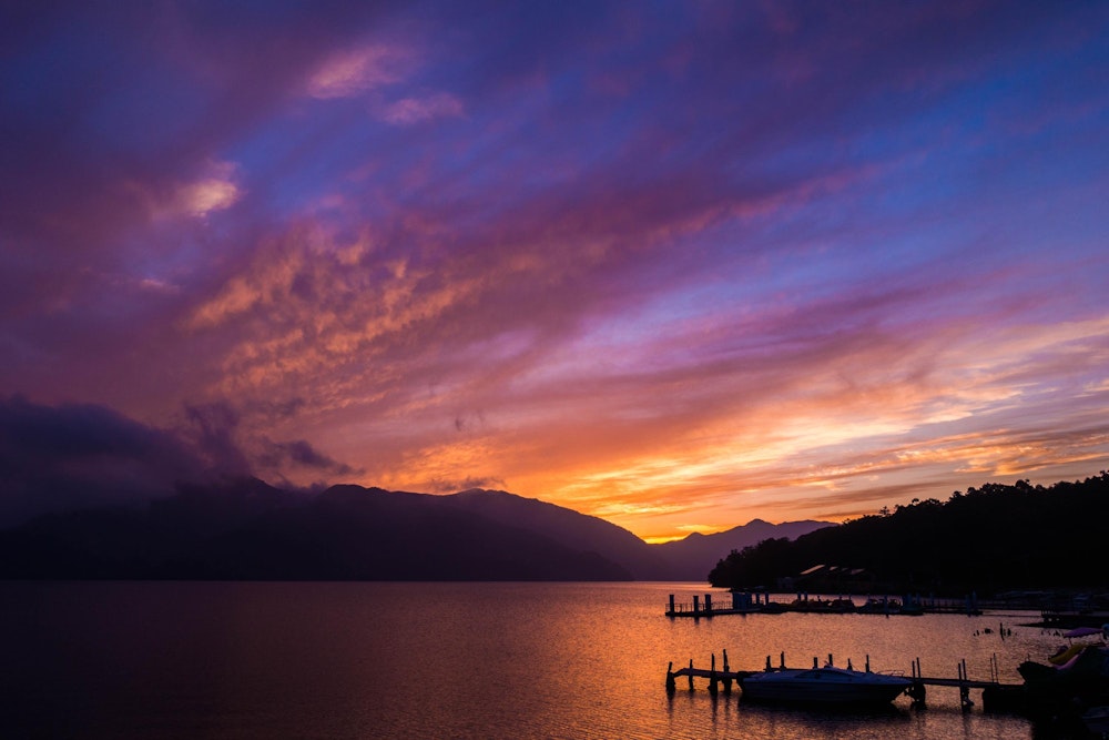 <p>中禅寺湖の夕焼けが美しかった。<br>今夜は湖畔の宿に泊まり、明日は奥日光を散策する。</p>