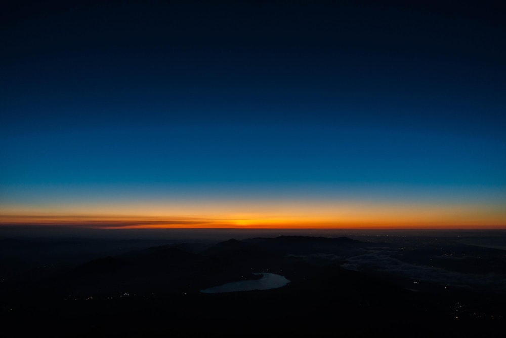 <p>夜が明けて、地平線は少しずつオレンジ色に染まっていく。<br>上空は雲ひとつない快晴。</p>