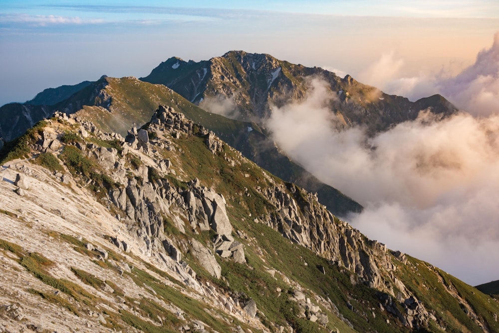 <p>さらに南部、南駒ヶ岳方面へと続く。こちらも素晴らしい稜線。<br>いつかこの空木岳から、南駒ヶ岳や越百山までつなぎたい。</p>