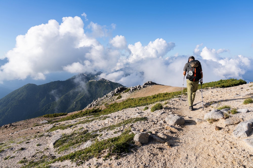 <p>夕刻が近づき、人の気配のなくなった稜線を少しずつ進む。</p>