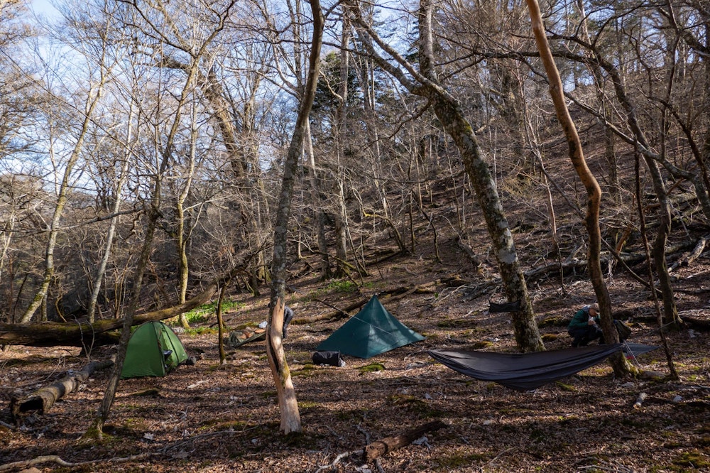 <p>一日目は、後平家山の手前の窪地で幕営。<br>この日は常に風が強く吹いてとても寒く、日が暮れると氷点下 4 ℃くらいまで下がった。</p>