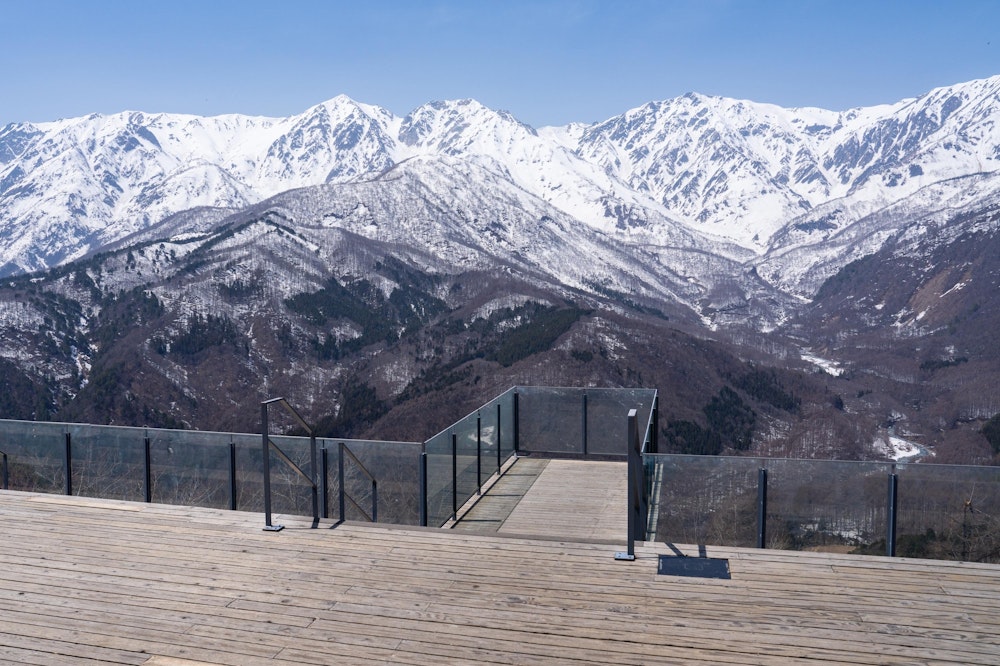 <p>圧巻の白馬連峰のパノラマが広がる。<br>この迫力は写真では伝えきれない。<br>この景色を眺めながら、ゆっくりと休憩をとった。</p>