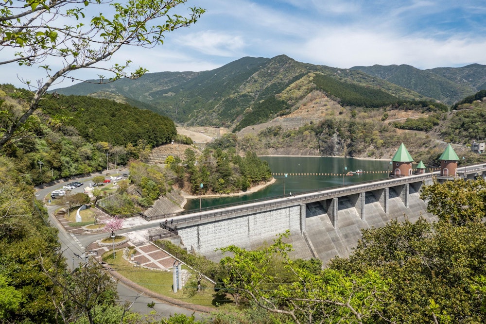 <p>鳴淵ダムと鉾立山。<br>ここからダム湖を囲むように聳える山並みをぐるっと一周歩く。</p>