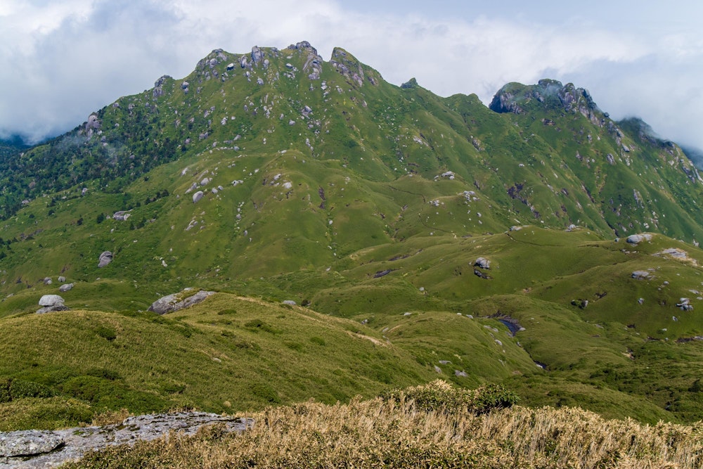 <p>宮之浦岳から見る永田岳。</p>