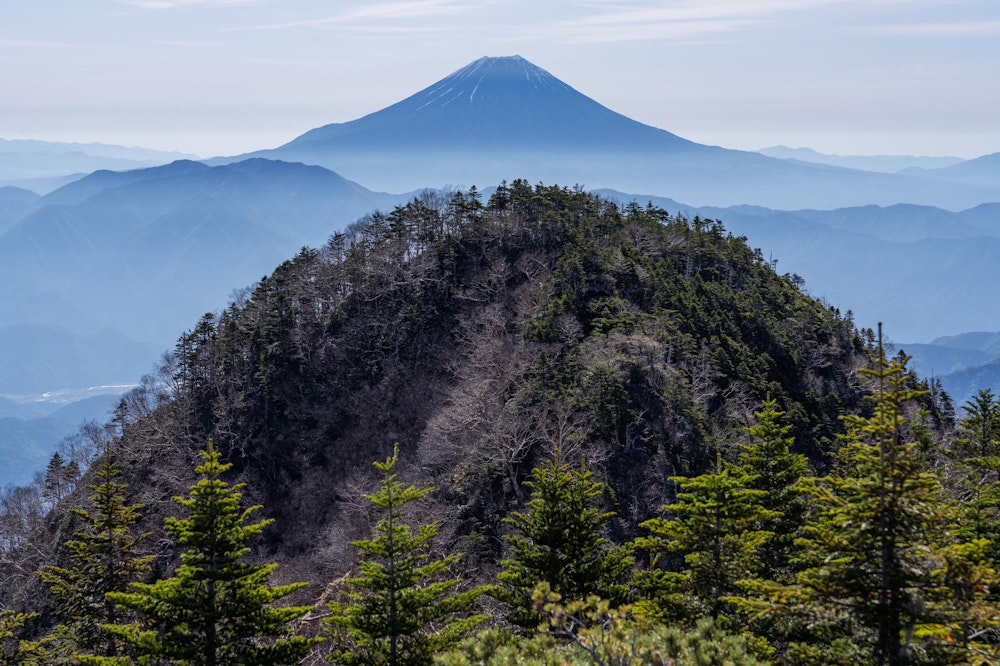 <p>小笊ヶ岳と富士山が重なる様子。</p>