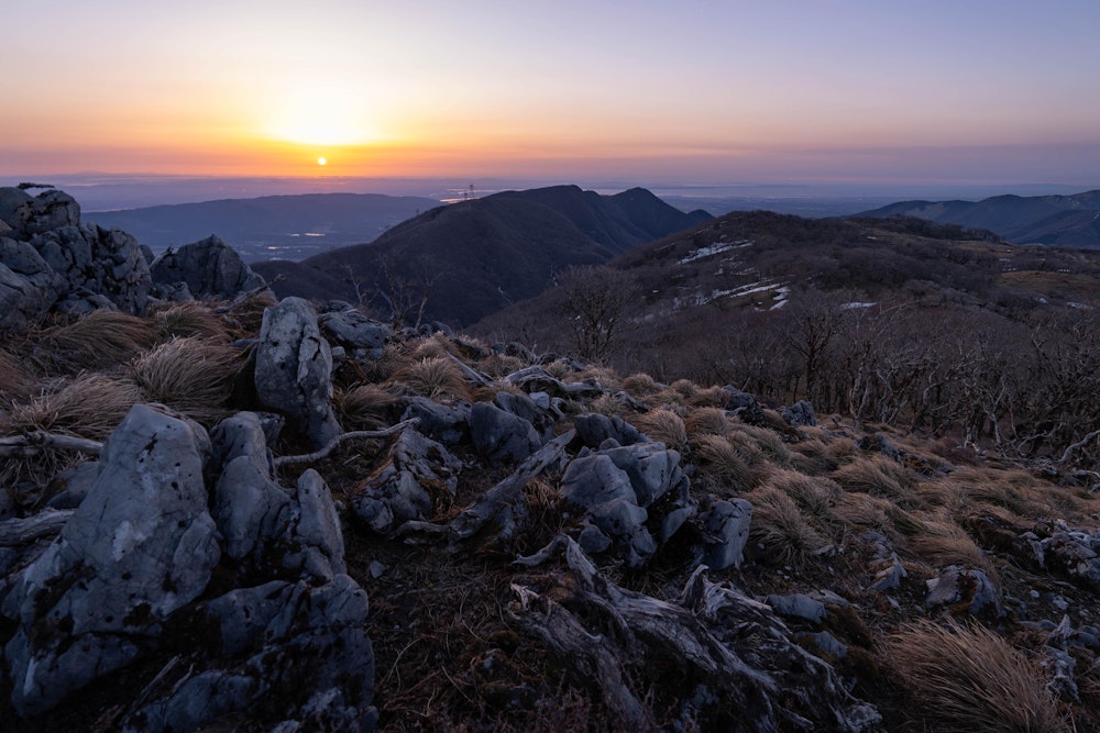 <p>御池岳のテーブルランドには、カルスト地形が広がっていた。<br>カルストといえば、平尾台・秋吉台・四国カルストしか知らなかったので、鈴鹿山脈にも同様の地形があることを知って感動した。</p>