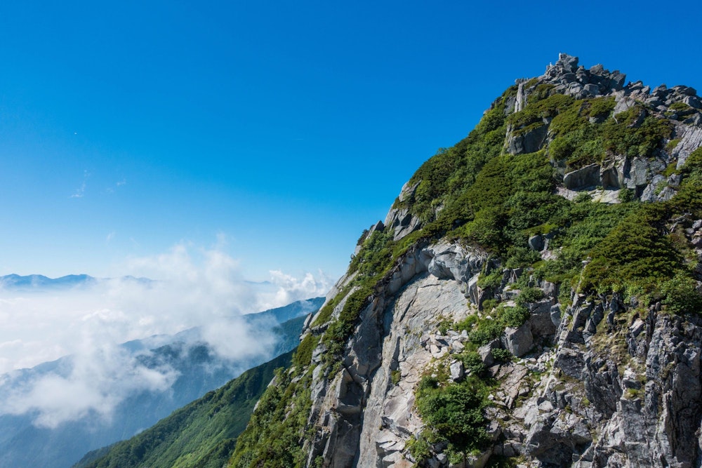 <p>横から眺める宝剣岳。<br>この裏側を回り込んで、頂上に立てる。</p>