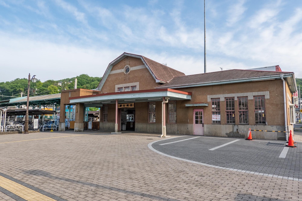 <p>スタート地点付近、西桐生駅のレトロな駅舎は 1928 年の開業当初から使われている木造駅舎で、「関東の駅百選」や「登録有形文化財」などに指定されている。</p>