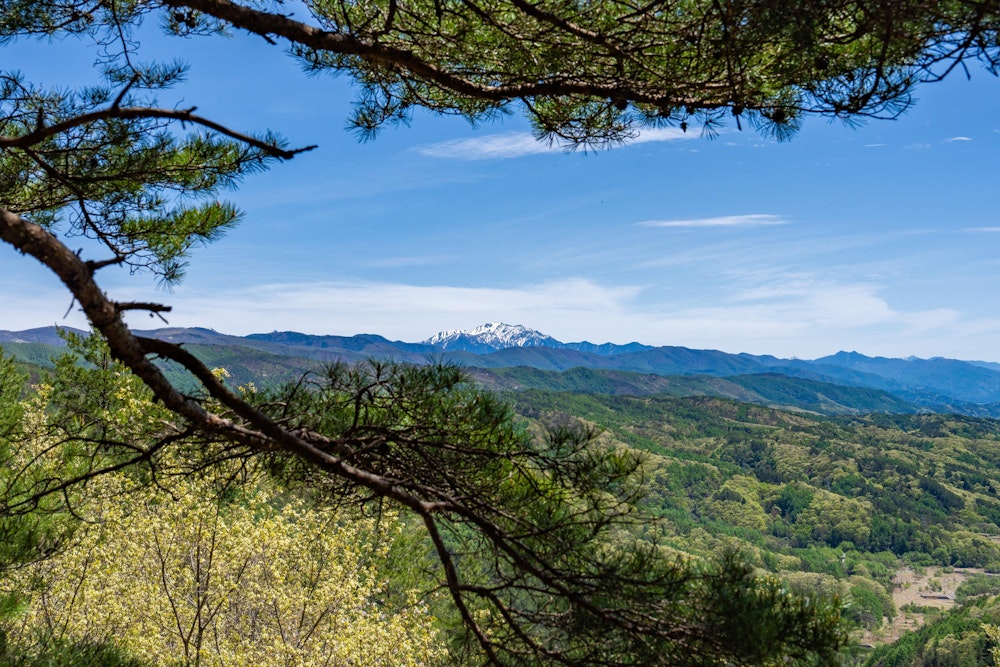 <p>コースの名前にもなっている「立石」からの眺め。残雪の仙丈ヶ岳が凛々しく聳える。</p>