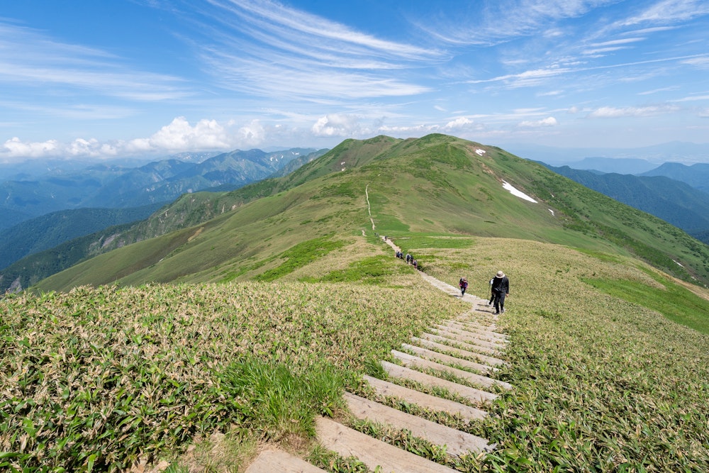 <p>そして平標山登山の醍醐味が、ここから仙ノ倉山への続く天空のプロムナード。<br>初めての登山でここを訪れ、この風景が目に飛び込んできたときの感動と衝撃がいまも蘇る。</p>