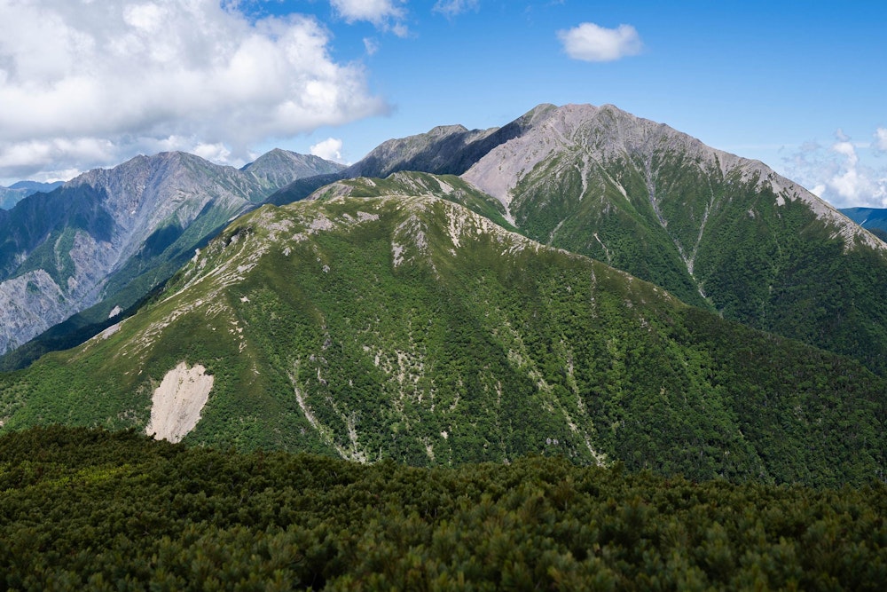 <p>赤石岳が近づいてくる。</p>