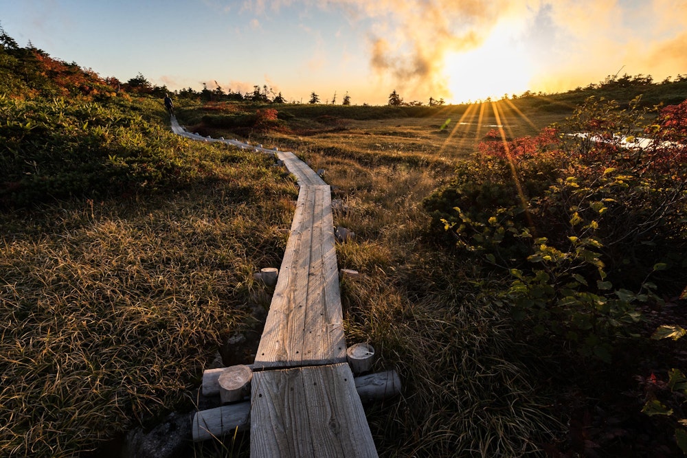 <p>夕方、ガスが取れて夕日が見えた。一日目が終わる。<br></p>