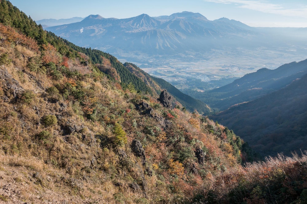 <p>阿蘇五岳を左手方向にずっと見ながらの縦走路。</p>