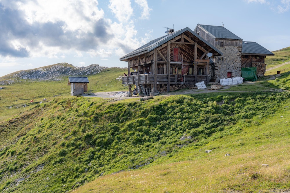 <p>２日目の宿はボンノム小屋（Refuge de la Corix du Bonhomme）。<br>ちなみにこの写真の明るさで時刻は 20:00 を回っている。日本の夏よりも昼が長い。</p>