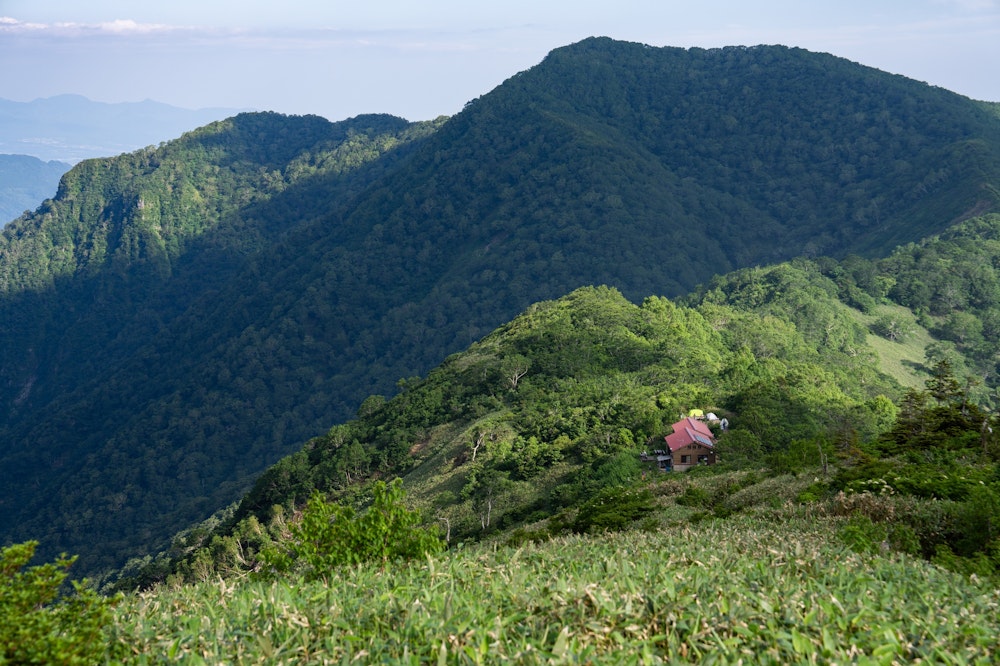 <p>帰りは平元新道を辿るため、経由値である平標山の家を目指す。</p>