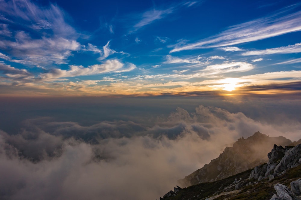 <p>一日を通して素晴らしい天気だった。気づけば眼下には雲海が広がっている。</p>