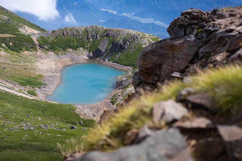 <p><span style="color:#000000">眼下に見える三の池。</span><br><span style="color:#000000">コバルトブルーの湖面が美しい。</span></p>