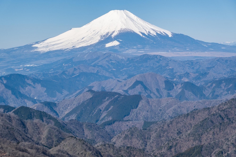<p>塔ノ岳頂上は３６０度の大展望で、そのなかでも主役を張る圧倒的存在感の富士山。</p>