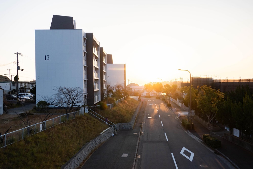 <p>縦走路前半（西側）は、住宅街の間を縫うようにして小さな山と山をつないで歩く区間が多い。</p>