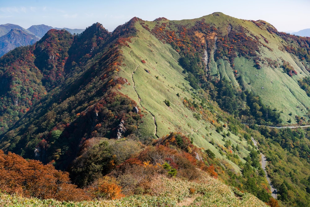 <p>登山口がすでに標高の高いところにあるため、少し登ればこの絶景。<br>前日の石鎚山に続き、紅葉が美しい。</p>