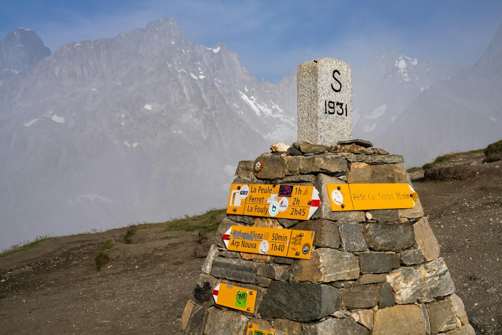 <p>大フェレ峠にて。ここからスイスとなる。「S」は Switzerland の頭文字。</p>