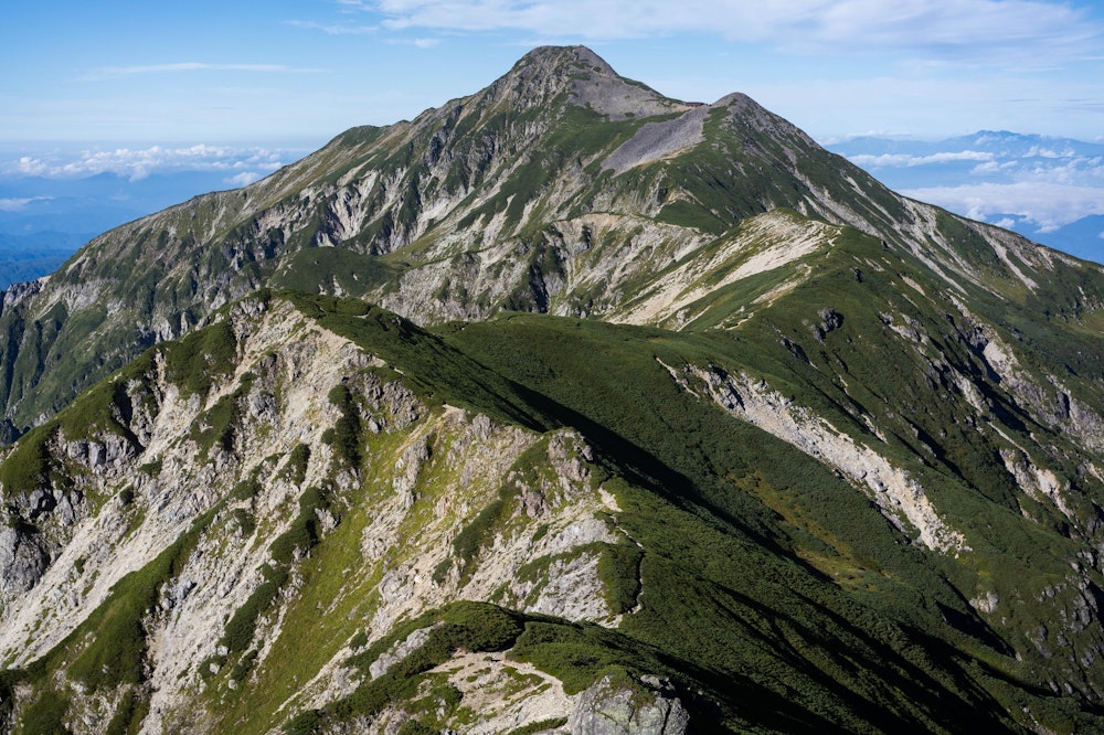 <p>稜線に出ると、笠ヶ岳の印象はまたひとつ変わる。左右に均衡のとれた端正な佇まい。</p>
