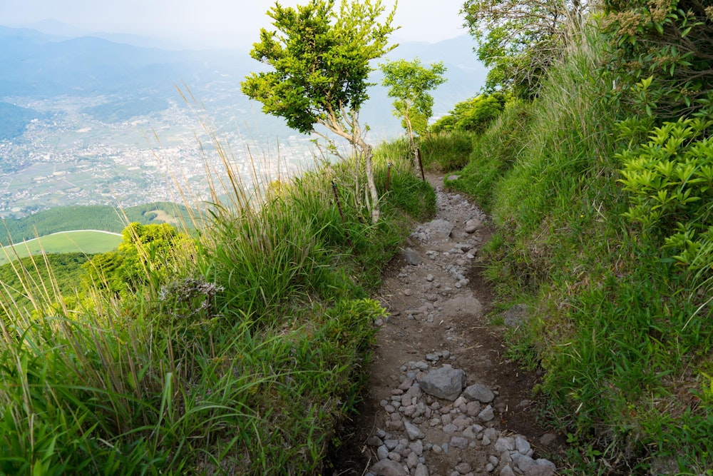 <p>お鉢の縁にあたるマタエより下部、正面登山口までの区間は、延々と九十九折りの登山道を辿る。</p>