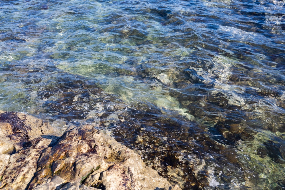 <p>透き通って綺麗な海。</p>