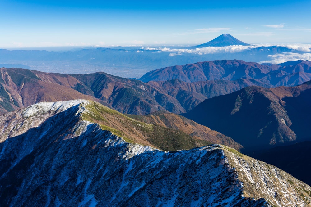 <p>北岳頂上から富士山が見えた。まだ冠雪はうっすらだ。</p>