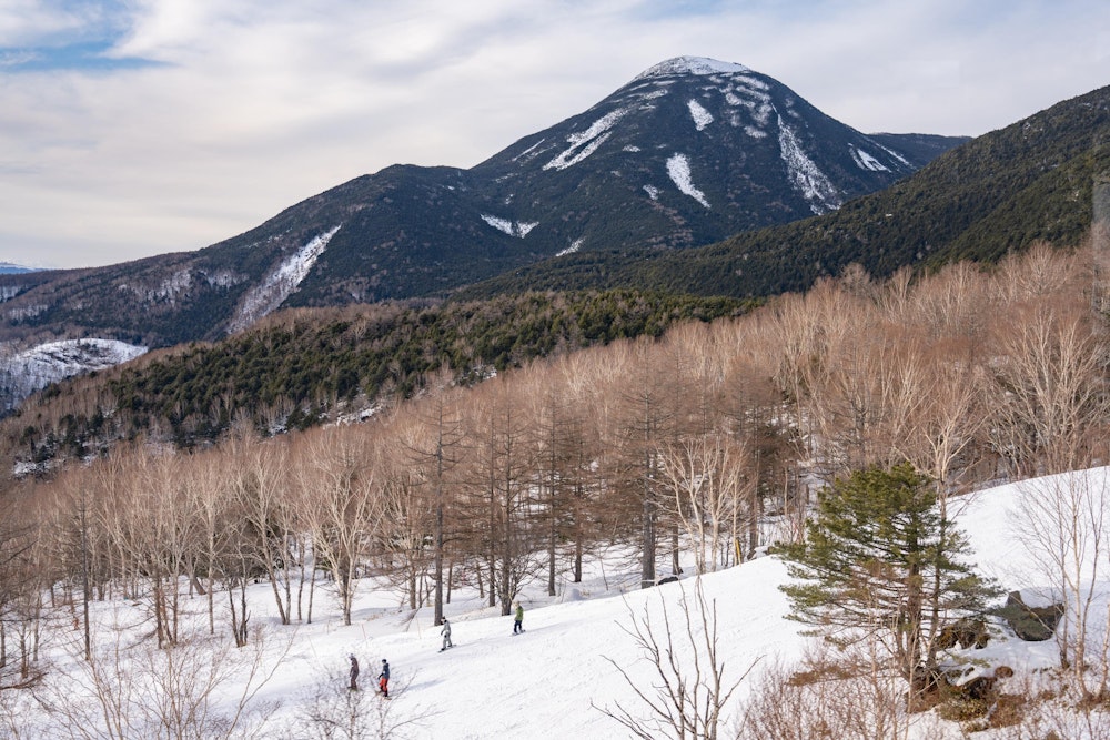 <p>最後の便のロープウェイで下山。蓼科山が雄大にそびえる。<br>今日の北横岳は、登山者よりも多くのスキー・スノボ客で賑わっていた。</p>