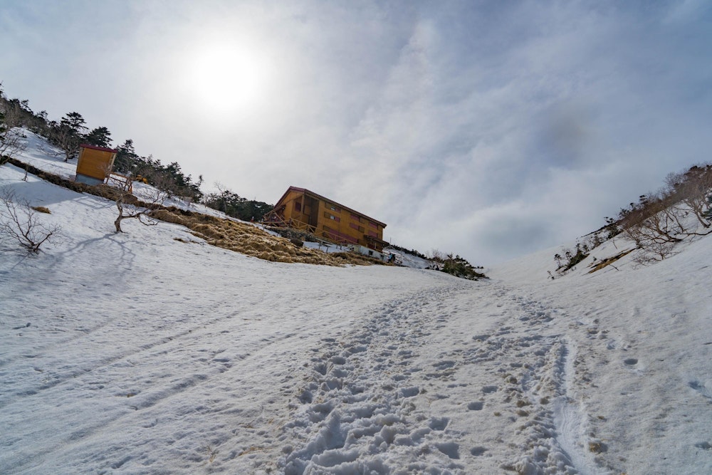 <p>横窪沢小屋を越えたあたりから少しずつ雪が出てきて、茶臼小屋に着く頃にはしっかりとした積雪があった。<br>この日は茶臼小屋の冬季小屋に宿泊する。<br>水は出ていないので、周囲の雪を溶かして水を作った。これがなかなか時間がかかる。</p>