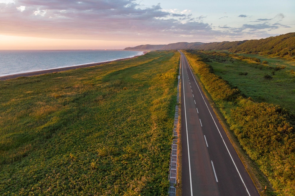 <p>まっすぐに伸びるオロロンラインの道路。</p>
