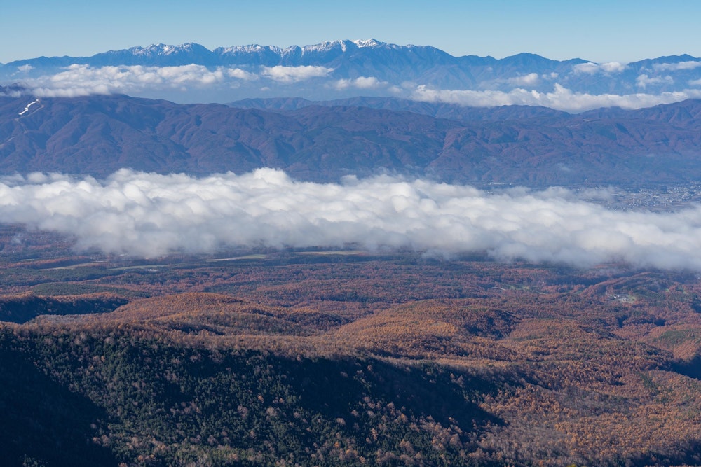 <p>南アルプス方面。<br>ふもとはちょうど紅葉の最盛期。</p>