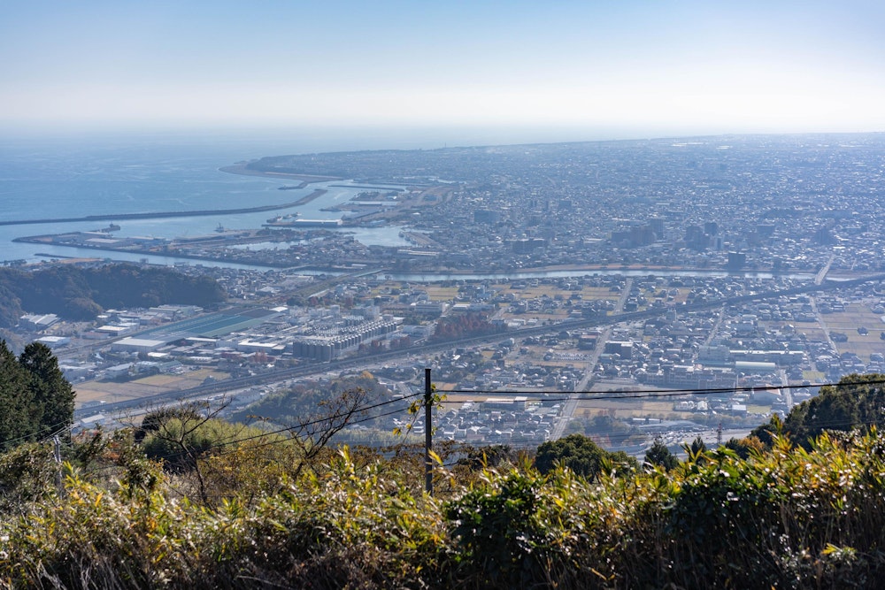 <p>ところどころで、焼津方面の景色が開ける。焼津市中心部や焼津港がよく見える。<br>ただ、今日はこの季節には珍しく黄砂が飛来しておりやや霞みがかった空になっていた。</p>