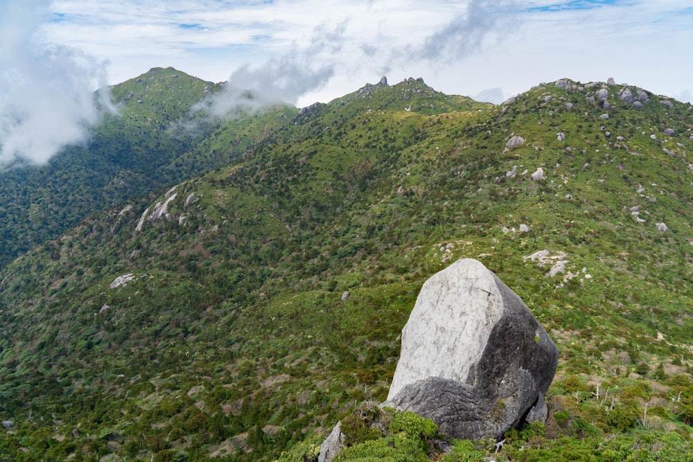 <p>黒味岳からは、宮之浦岳方面の景色がよく見える。<br></p>
