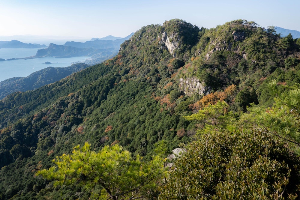 <p>白岳。観海アルプス縦走路のハイライトのひとつ。</p>