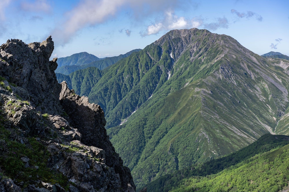 <p>赤石岳からの荒川岳が美しかったように、荒川岳から見る赤石岳も雄大で美しい。</p>