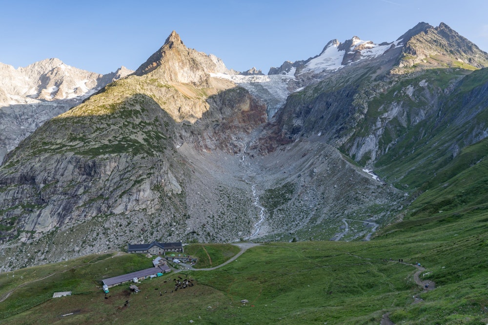 <p>７日目、いよいよ旅の終わりが近づいてきた。<br>この日はエレナ小屋（写真左下）を出発して、大フェレ峠（Grand Col Ferret: 2,537m）でスイスに突入する。<br>イタリアを離れるのが少し寂しかった。</p>