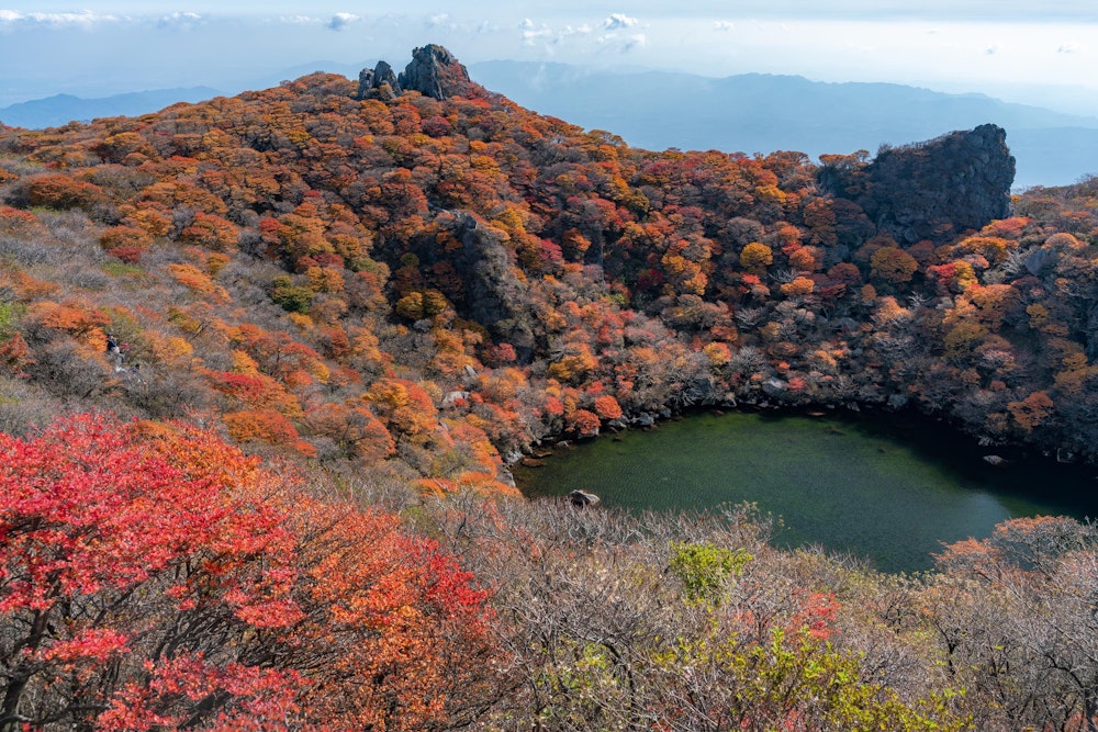 <p>大船山の紅葉シーズン、誰もがこれを目当てにやってくる。御池だ。</p>